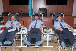 Астаналық полицейлер қан тапсырды (ФОТО)