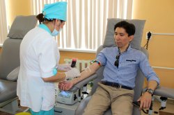 Эстрада жұлдыздары мен қоғам белсенділері лейкемияға шалдыққан балалар үшін қан тапсырады