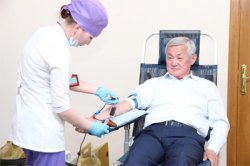 Бердібек Сапарбаев ауыр дертке шалдыққан сәбилер үшін қан тапсырды (фото)